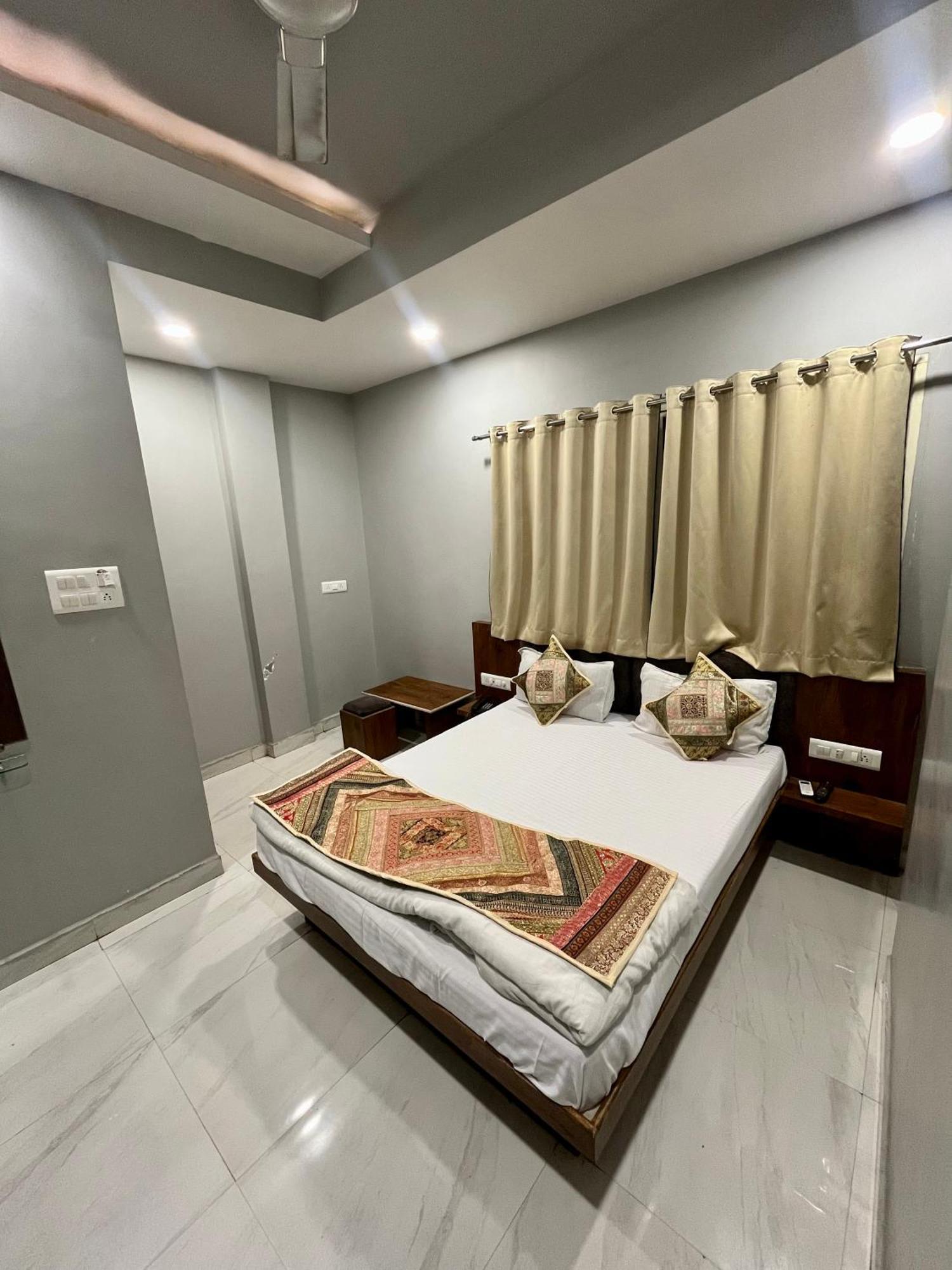 Hotel Shankar 乌贾因 外观 照片