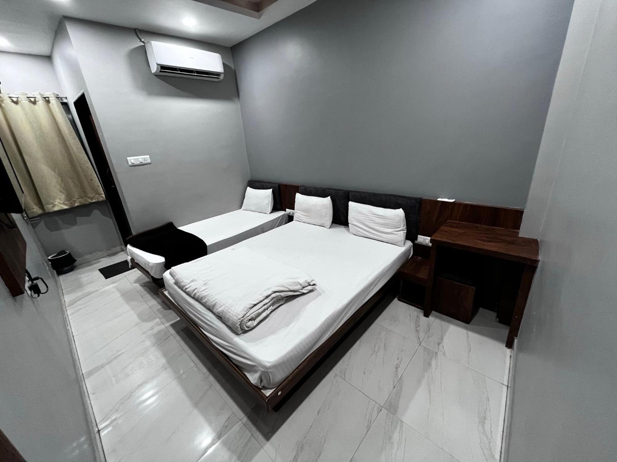 Hotel Shankar 乌贾因 外观 照片